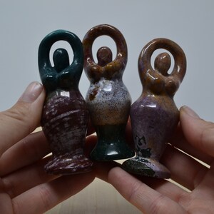 Ozean Jaspis Göttin Statue: Handgeschnitztes Kristall Dekor (86g)