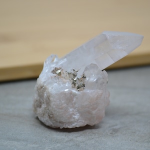 驚くほど輝く黄鉄鉱、クォーツ、方解石、原石、天然鉱物