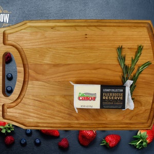 16&quot; x 10 1/2&quot; x 3/4&quot; Cherry Cutting Board with Handle & Juice Groove, Cherry Wooden Carving Board