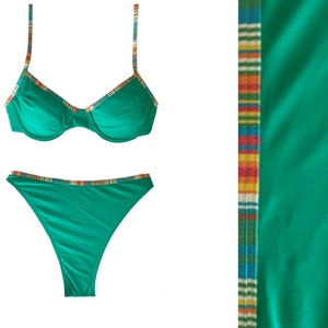Ensemble de bikini vert taille haute et jambe haute avec passepoil rayé arc-en-ciel