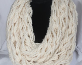 Capucha de punto de brazo, bufanda infinita de punto de brazo, cowel crema, cowel de marfil, bufanda de infinito de crema, bufanda de marfil infinito, cowel, bufanda de infinito