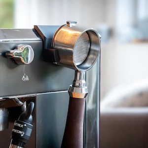 De&#39;Longhi Dedica Portafilter Holder – stylish & space-saving storage, made in Germany.