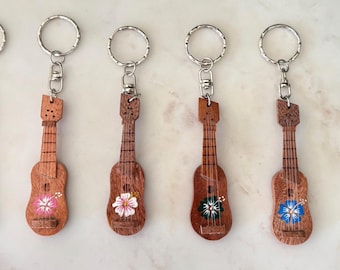 Ukelele hawaiano de madera con flor de plumeria, monedero, llavero (cantidad: 2)