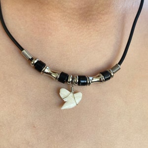 Hawaiian Design Jewelry Surfer Necklace 3/4&quot; Tiger Shark Teeth w/ 18&quot; Black Beads Cord Necklace