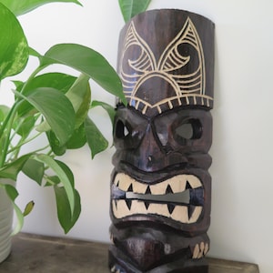 Hawaiianische Inseln Handgemachte geschnitzte hölzerne 12 &quot;Tiki-Schablonen-Wand-Dekor-hängende Tiki-Bar-Mannhöhle