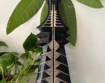 Decoración de pared hawaiana hecha a mano en madera maciza negra con diseño tribal polinesio grabado, espada de doble filo