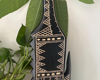 Decoración de pared hawaiana hecha a mano, madera maciza negra con diseño tribal polinesio grabado en forma de remo.