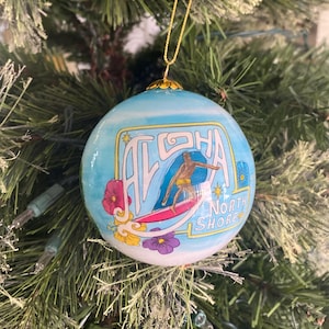 Icono de surf hawaiano pintado a mano hawaiano Haleiwa North Shore Mele Kalikimaka adorno de cristal navideño