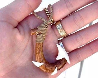 ハワイアンジュエリー 本物のコアウッドと骨の縁取りのフィッシュ