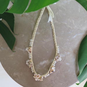 Hawaiian Jewelry Pink Everlasting Shell w/ White Mongo Raffia Necklace
