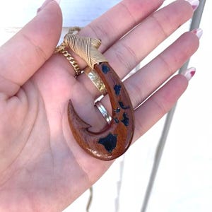 Hawaiian Jewelry Genuine Koa Wood Island Map Fish Hook Maori Pendant Choker/Necklace