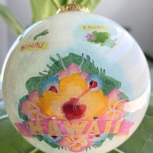 Islas hawaianas pintadas a mano Mapa de la isla de Hawaii Hibisco amarillo Mele Kalikimaka Adorno de cristal blanco navideño
