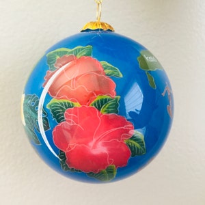 Hawaiano pintado a mano azul profundo Hawaii Ocean Island mapa flores tropicales Hula Girl adorno de cristal de Navidad