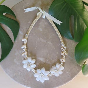 Hawaiian Jewelry White Bubble Shell w/ White Mongo and Frog Shell Raffia Necklace