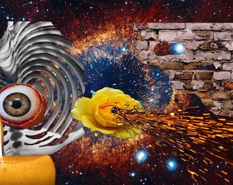 Può includere: Una candela accesa con un grande occhio e una gabbia toracica dietro. Una rosa gialla con scintille che ne escono è sullo sfondo. L'immagine è su uno sfondo di cielo stellato blu scuro e rosso.