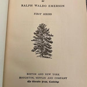 K&ouml;nnte beinhalten: Ein Buch mit dem Titel "Essays" von Ralph Waldo Emerson, Erste Serie. Der Buchumschlag zeigt eine Schwarzwei&szlig;illustration einer Kiefer.