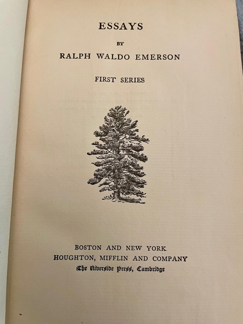 K&ouml;nnte beinhalten: Ein Buch mit dem Titel "Essays" von Ralph Waldo Emerson, Erste Serie. Der Buchumschlag zeigt eine Schwarzwei&szlig;illustration einer Kiefer.