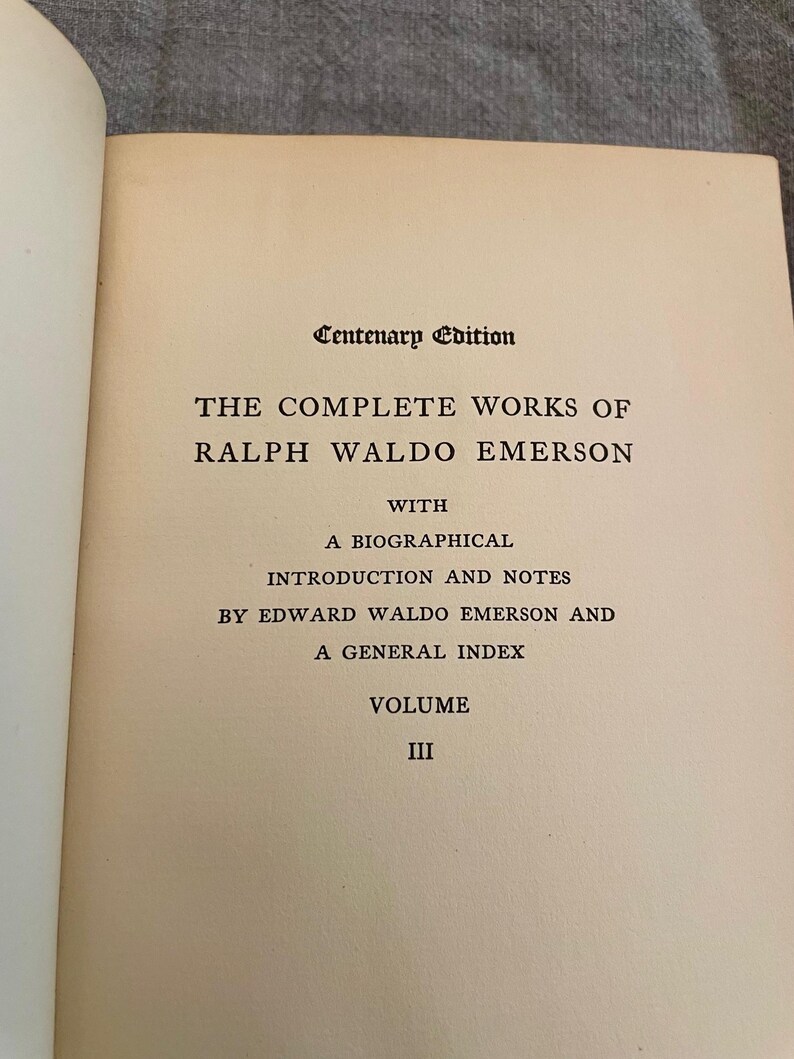 K&ouml;nnte beinhalten: Ein Buch mit dem Titel "The Complete Works of Ralph Waldo Emerson" mit einer biografischen Einleitung und Anmerkungen von Edward Waldo Emerson sowie einem allgemeinen Index. Dies ist Band III der Centenary Edition.