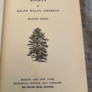 K&ouml;nnte beinhalten: Ein Buch mit dem Titel "Essays" von Ralph Waldo Emerson, Zweite Serie, herausgegeben von Houghton, Mifflin and Company, The Riverside Press, Cambridge.