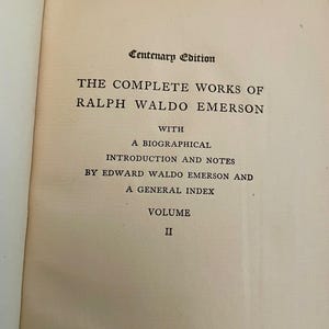 K&ouml;nnte beinhalten: Ein Buchcover f&uuml;r "The Complete Works of Ralph Waldo Emerson", Centenary Edition, Band II. Der Umschlag ist wei&szlig; mit schwarzem Text.