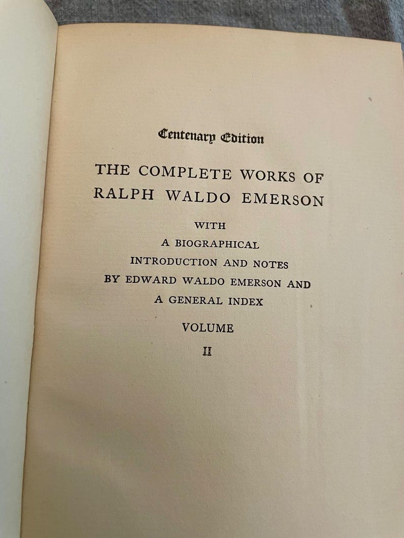 K&ouml;nnte beinhalten: Ein Buchcover f&uuml;r "The Complete Works of Ralph Waldo Emerson", Centenary Edition, Band II. Der Umschlag ist wei&szlig; mit schwarzem Text.