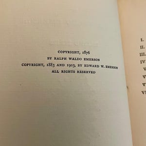 K&ouml;nnte beinhalten: Eine Seite aus einem Buch mit den Copyright-Informationen f&uuml;r das Buch. Die Copyright-Informationen besagen, dass das Buch 1876 von Ralph Waldo Emerson und 1883 und 1903 von Edward W. Emerson urheberrechtlich gesch&uuml;tzt wurde. Der Text besagt auch, dass alle Rechte vorbehalten sind.