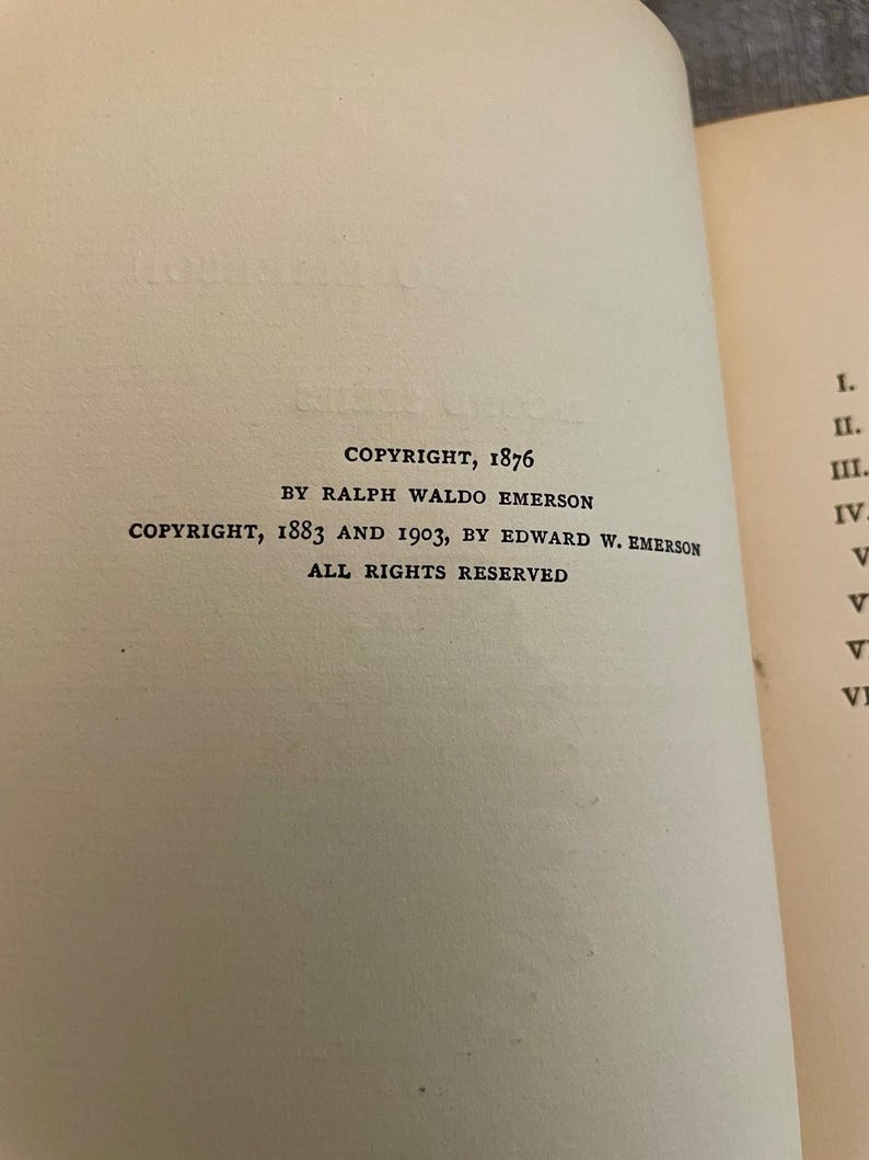 K&ouml;nnte beinhalten: Eine Seite aus einem Buch mit den Copyright-Informationen f&uuml;r das Buch. Die Copyright-Informationen besagen, dass das Buch 1876 von Ralph Waldo Emerson und 1883 und 1903 von Edward W. Emerson urheberrechtlich gesch&uuml;tzt wurde. Der Text besagt auch, dass alle Rechte vorbehalten sind.