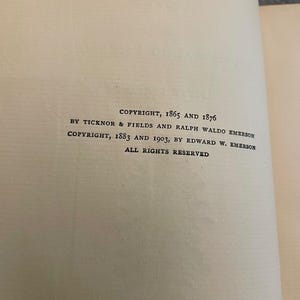 K&ouml;nnte beinhalten: Eine schwarz-wei&szlig;e Seite mit dem Text "COPYRIGHT, 1865 AND 1876 BY TICKNOR & FIELDS AND RALPH WALDO EMERSON COPYRIGHT, 1883 AND 1903, BY EDWARD W. EMERSON ALL RIGHTS RESERVED".