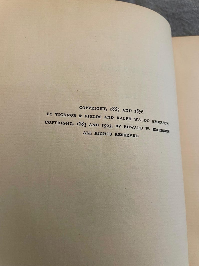 K&ouml;nnte beinhalten: Eine schwarz-wei&szlig;e Seite mit dem Text "COPYRIGHT, 1865 AND 1876 BY TICKNOR & FIELDS AND RALPH WALDO EMERSON COPYRIGHT, 1883 AND 1903, BY EDWARD W. EMERSON ALL RIGHTS RESERVED".