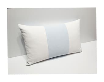 Capa de almofada decorativa lombar, azul bebê e branca, fronha de design para cama.
