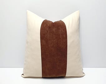 Capa de almofada decorativa em tons de marrom escuro e creme, com blocos de cores, ideal para sofá e almofada lombar. Decoração para casa.