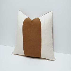 mörk kamel- och krämfärgad örngott, kamelfärgade kuddfodral, geometriskt sofförngott, designad stor sängkudde, kamelfärgade plädkuddfodral