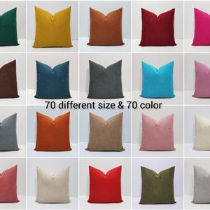 Può includere: Una griglia di venti cuscini quadrati in vari colori a tinta unita, tra cui verde, giallo, marrone, rosso, rosa, blu, grigio, arancione, beige e oliva. Il testo 70 different size & 70 color è centrato al centro dell'immagine.