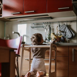 Kitchen stool, toddler helper tower, Montessori kitchen tower, learning tower, lentrum, tour montessori, lentrum höhenverstellbar