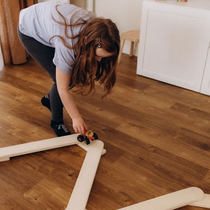Barra de equilibrio de madera para niños pequeños: actividad Montessori, madera no tóxica y segura para bebés, juego activo para interiores y exteriores