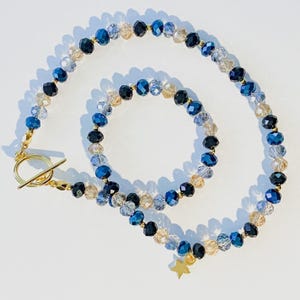 ブルーガラスビーズネックレス＆小さなゴールドスターチャーム、トグルクラスプまたはストレッチ、Gen Zの美的ブレスレット、キラキラ輝くファセットクリスタルビーズチョーカー
