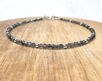 Armband med grå månstenspärlor, silver, guld, armband med grå månsten, armband med grå ädelsten, armband med litet pärl, armband med födelsesten i juni