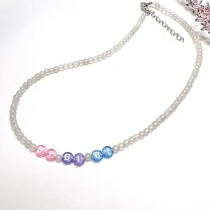 Collar Bi Bi Bi, collar sutil de orgullo bisexual, gargantilla con palabras personalizadas con cuentas del alfabeto, joyería con nombre Y2K con cuentas de vidrio personalizadas, regalo para bisexuales
