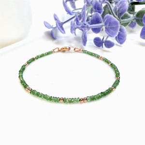 Tsavorit-Armband mit Gold- oder Silberfassung, 2 mm feines Perlenarmband mit grünem Granat, Geburtsstein für Januar, handgefertigtes Schmuckstück aus seltenem Edelstein