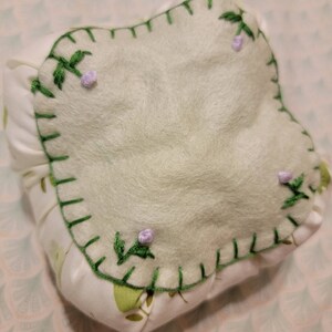 Green Floral Embroidered Pincushion/Felt Top Pincushon/Handmade Pincushion for Sewing/Cottagecore Pin Keeper/Pincushion for Quilting Sewing