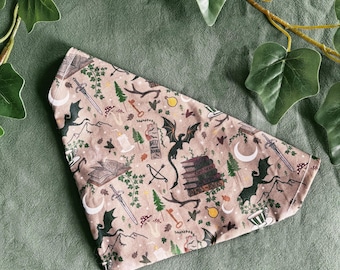 Può includere: Un bandana marrone con un motivo fantasioso che presenta draghi, libri, chiavi e altri elementi magici. Il bandana è realizzato in un tessuto di cotone morbido ed è perfetto per aggiungere un tocco di fantasia a qualsiasi outfit.