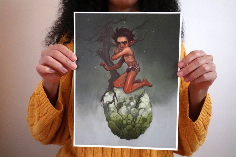 K&ouml;nnte beinhalten: Eine digitale Malerei, die eine kleine, humanoide Figur mit spitzen Ohren und dunklem Teint zeigt. Die Figur sitzt auf einer gro&szlig;en, gr&uuml;nen, felsigen Kugel, aus der ein Baum w&auml;chst. Der Hintergrund ist ein dunkler, sternen&uuml;bers&auml;ter Himmel.