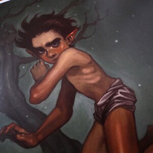 K&ouml;nnte beinhalten: Ein Gem&auml;lde eines jungen Menschen mit spitzen Ohren, der ein kurzes, wei&szlig;es Kleidungsst&uuml;ck tr&auml;gt. Die Person rennt durch einen dunklen Wald mit gr&uuml;nem Hintergrund. Das Gem&auml;lde hat eine fantasievolle und m&auml;rchenhafte Atmosph&auml;re.