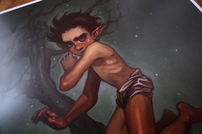 K&ouml;nnte beinhalten: Ein Gem&auml;lde eines jungen Menschen mit spitzen Ohren, der ein kurzes, wei&szlig;es Kleidungsst&uuml;ck tr&auml;gt. Die Person rennt durch einen dunklen Wald mit gr&uuml;nem Hintergrund. Das Gem&auml;lde hat eine fantasievolle und m&auml;rchenhafte Atmosph&auml;re.