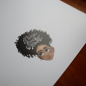 K&ouml;nnte beinhalten: Eine Schwarzwei&szlig;illustration eines M&auml;dchens mit lockigem Haar. Der Text "Nina Yuriko Moore" ist in Kursivschrift auf ihrem Haar geschrieben.