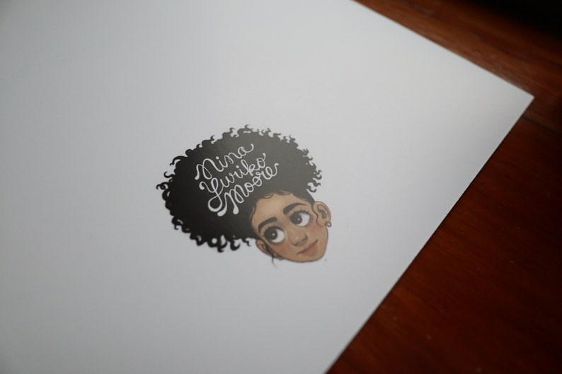 K&ouml;nnte beinhalten: Eine Schwarzwei&szlig;illustration eines M&auml;dchens mit lockigem Haar. Der Text "Nina Yuriko Moore" ist in Kursivschrift auf ihrem Haar geschrieben.