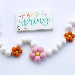 Boho Daisy Felt Garland: Felt ball garland, Daisy garland, Spring Decor, Spring Garland, Felt daisies, Mantle Decor, Easter Decor, Holiday