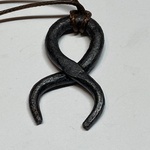 Cruz de troll nórdico de ferro
