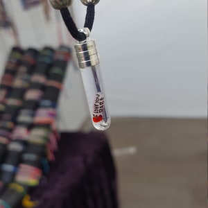 Tu nombre en un grano de arroz: collar con colgante de cristal cilíndrico personalizado