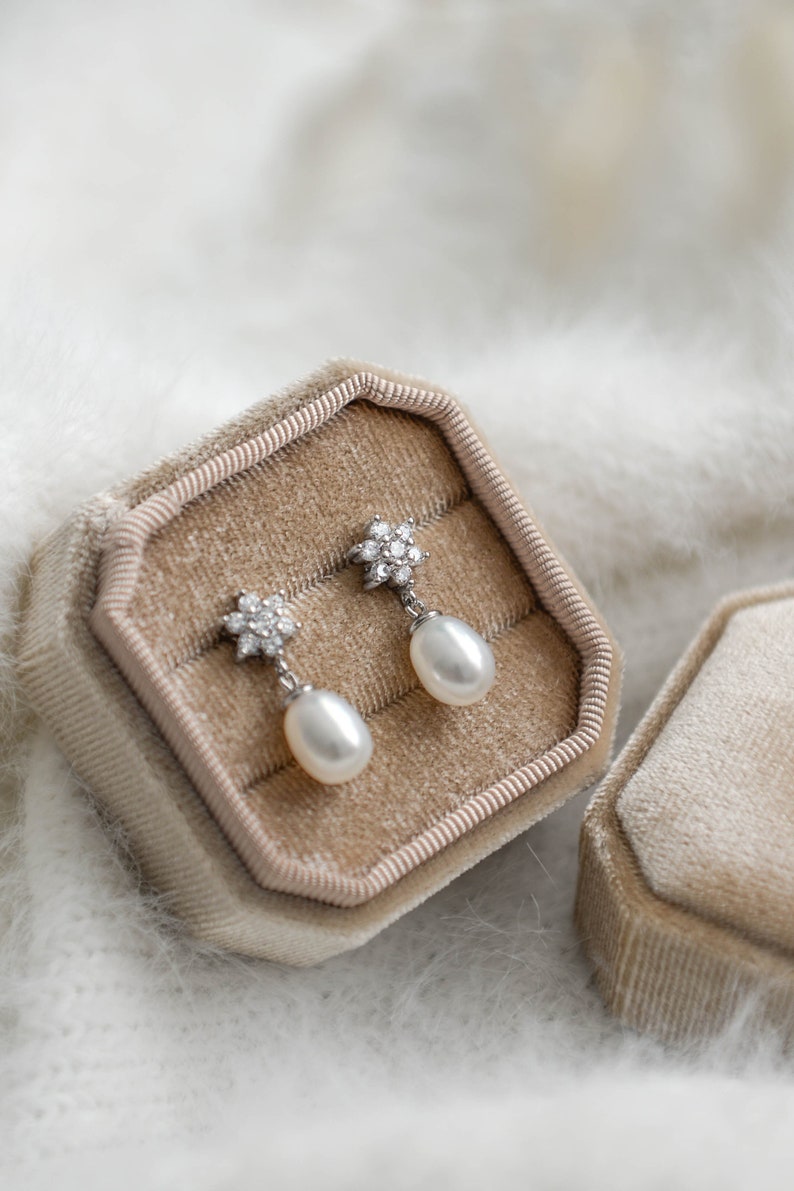 Boucles d'oreilles Pearl Drop, Boucles d'oreilles de mariage Demoiselle d'honneur, Perle de mariée moderne, Boucles d'oreilles Flower Stud image 4